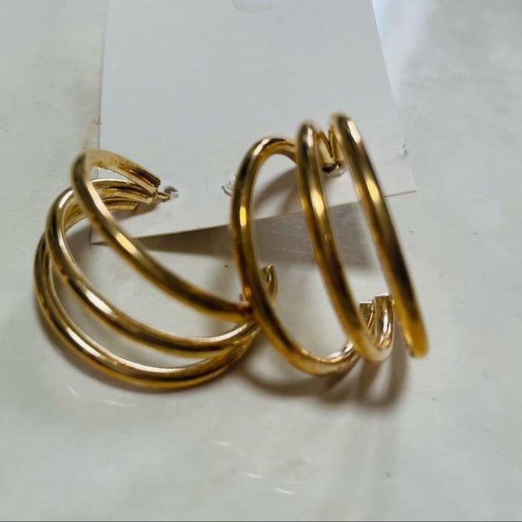 Macy’s Gold Minimalist Hoop Earrings Elegant Design - Picture 2 of 6